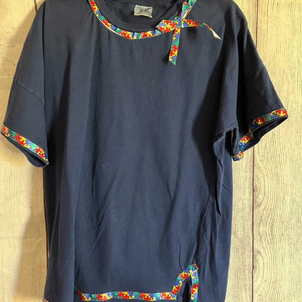259 Scoop neck tee w/autism awareness puzzle ribbon & button accent & hip splits